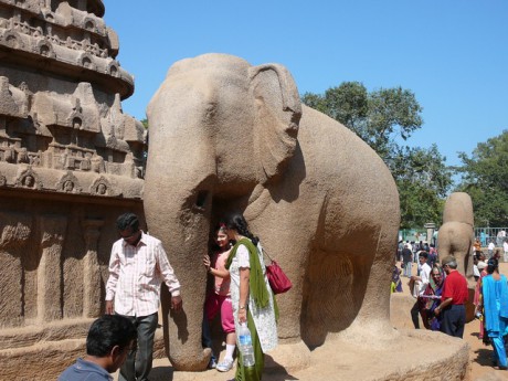 Hodně starý kamenný slon v Mamalla