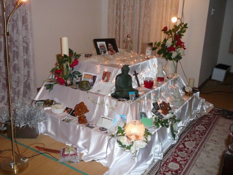 Oltář v meditační místnosti